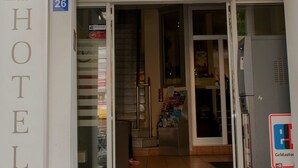 L’entrée de l’hôtel Residence, avec une enseigne bien visible indiquant le service Gelautomat.
