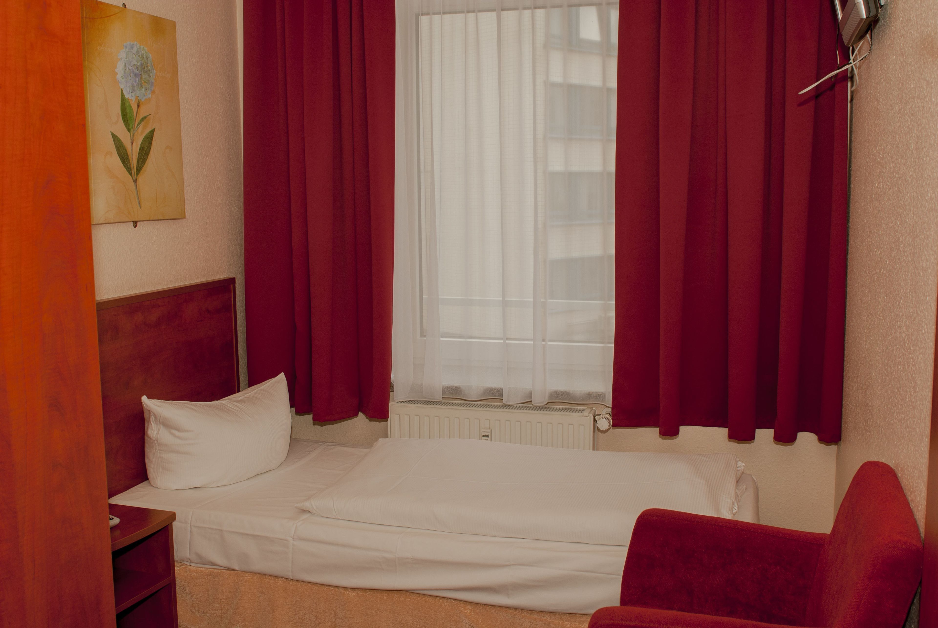 Hochwertige Bettwaren, Zimmersafe, Schreibtisch, Zustellbetten