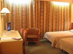 Roupas de cama premium, cofres nos quartos, escrivaninha