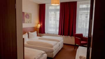 Vierbettzimmer | Hochwertige Bettwaren, Zimmersafe, Schreibtisch, Zustellbetten