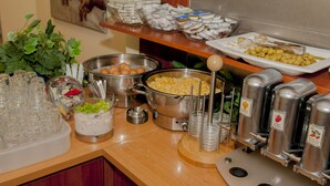 Un buffet proposant une variété de plats et d’ustensiles.