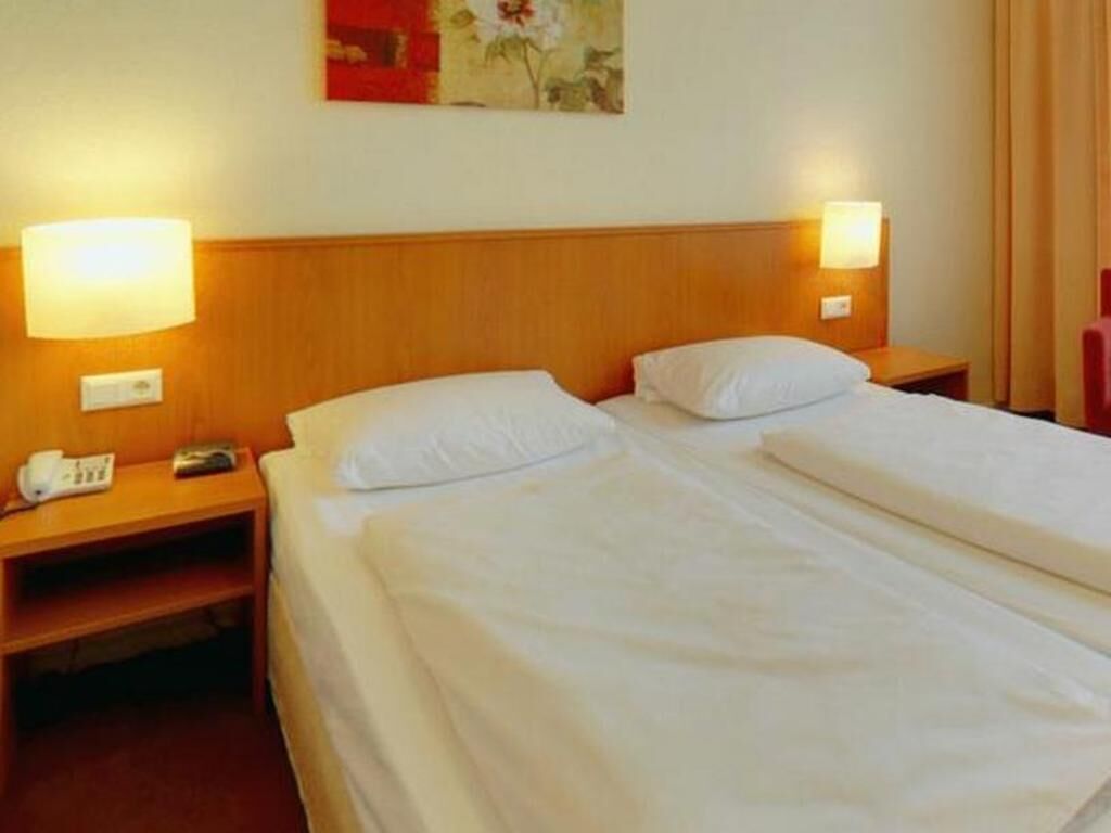 Hochwertige Bettwaren, Zimmersafe, Schreibtisch, Zustellbetten