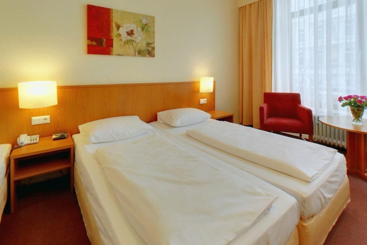 Luxe beddengoed, een kluis op de kamer, een bureau