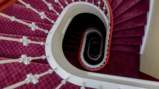 Un escalier en colimaçon aux couleurs rouge et blanc.