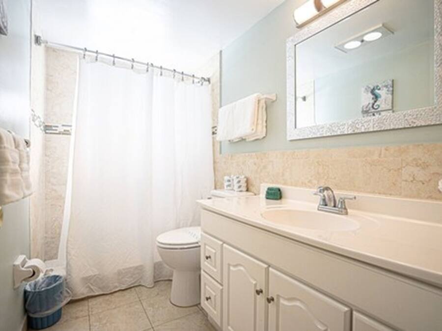 Un baño con inodoro, lavabo y espejo.