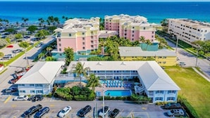 Un hotel con varias edificaciones, piscina y estacionamiento.