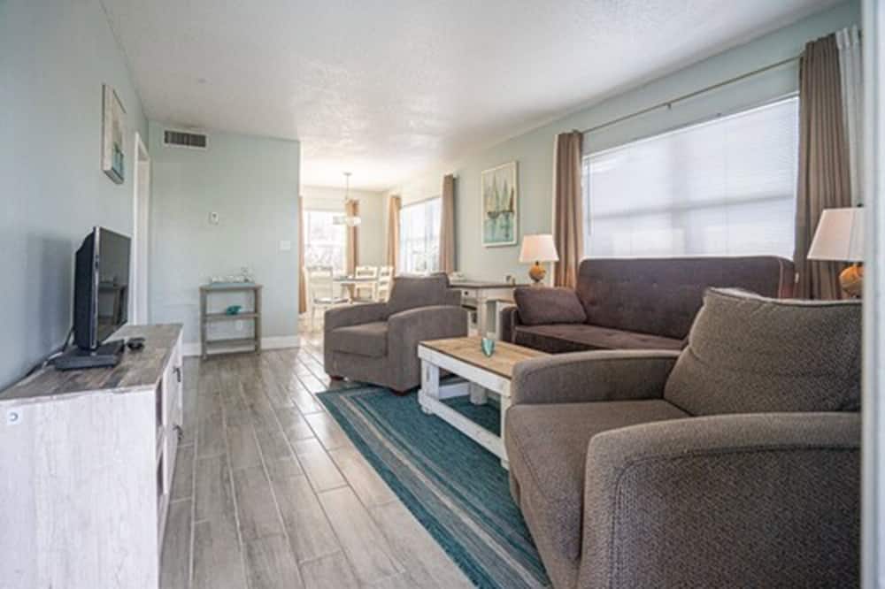 Carriage House Resort Motel