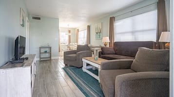 One Bedroom 2 Doubles | Brankas dan didekorasi berbeda-beda