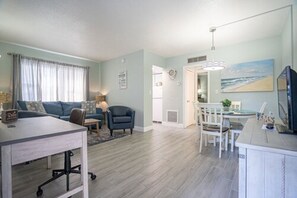 Living room - Carriage House Resort Motel (Deerfield Beach)