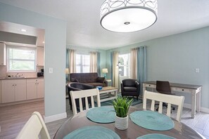 One Bedroom 2 Doubles | Wohnbereich | Flachbildfernseher