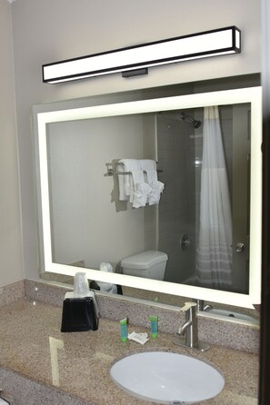 Combined shower/tub, hair dryer, towels - Super 8 by Wyndham Biloxi at the Beach (Biloxi)