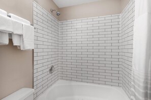 Kombinasi shower/bathtub, pengering rambut,  dan handuk
