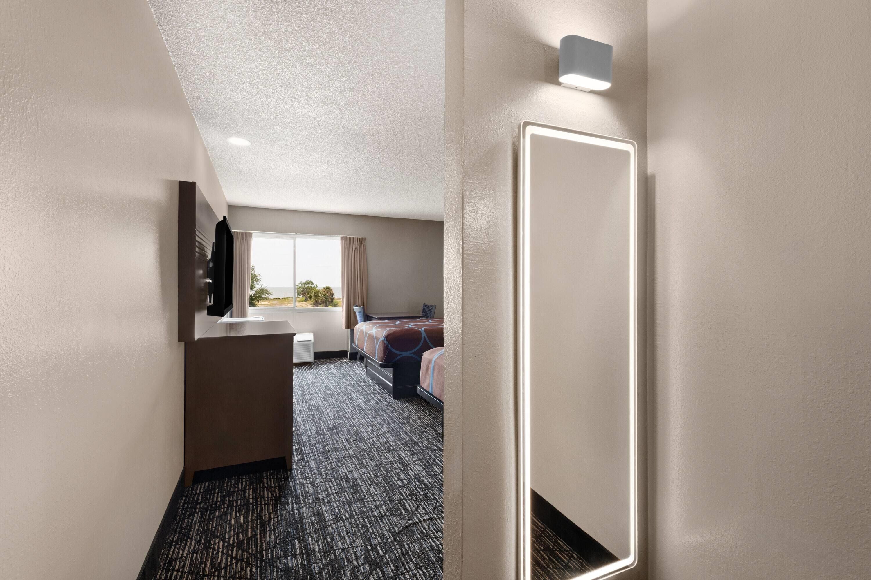2 Queen Beds, Interior Room, Non-Smoking | Individualmente decorados, individualmente mobiliados, escrivaninha