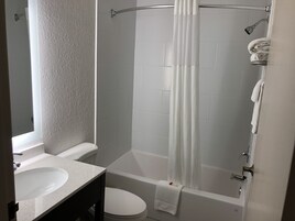 Ducha y bañera combinadas, secador de pelo y toallas