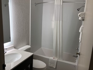Combined shower/bathtub, hair dryer, towels - Red Lion Inn & Suites Elk Grove Village (Elk Grove Village)