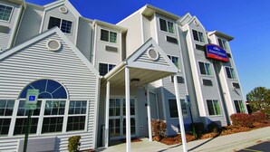 Un hotel de varios pisos con un letrero llamativo de Howard Johnson.