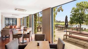 2 restaurantes, se sirve desayuno