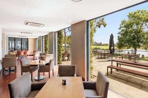 2 nhà hàng, phục vụ bữa sáng 