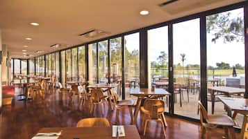 2 restoran, sarapan dihidangkan