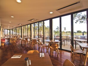 2 veitingastaðir, morgunverður í boði