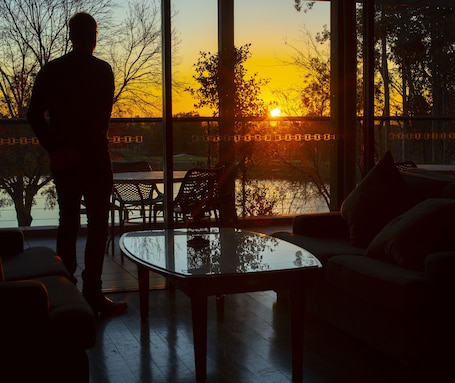 2 restaurants, breakfast served