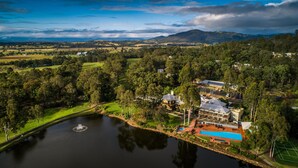A large estate with a lake, tennis courts, and a golf course. - Oaks Cypress Lakes Resort (Pokolbin)