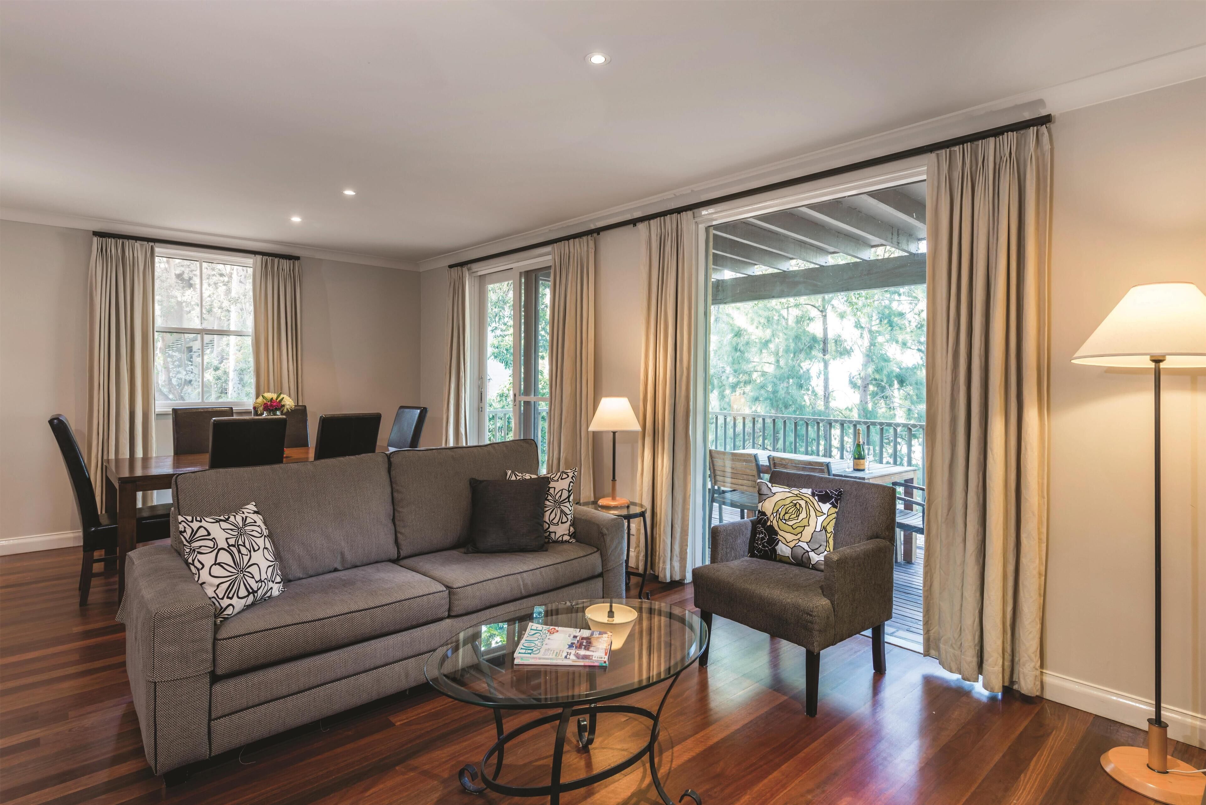 Caja de seguridad en la habitación y escritorio 