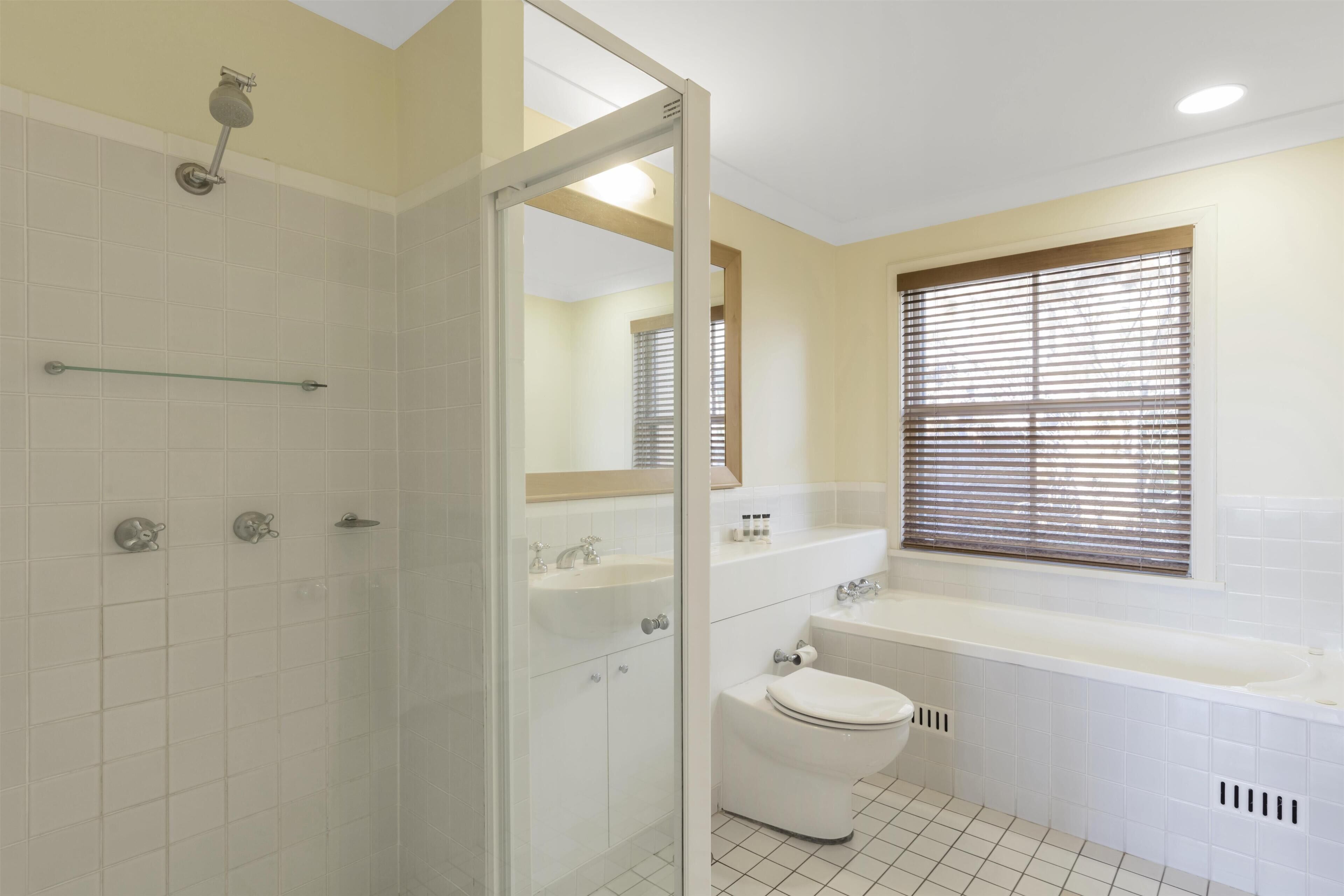 Ein Badezimmer mit Dusche, Toilette, Waschbecken und Badewanne.