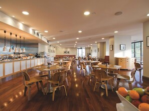 2 restaurants, breakfast served