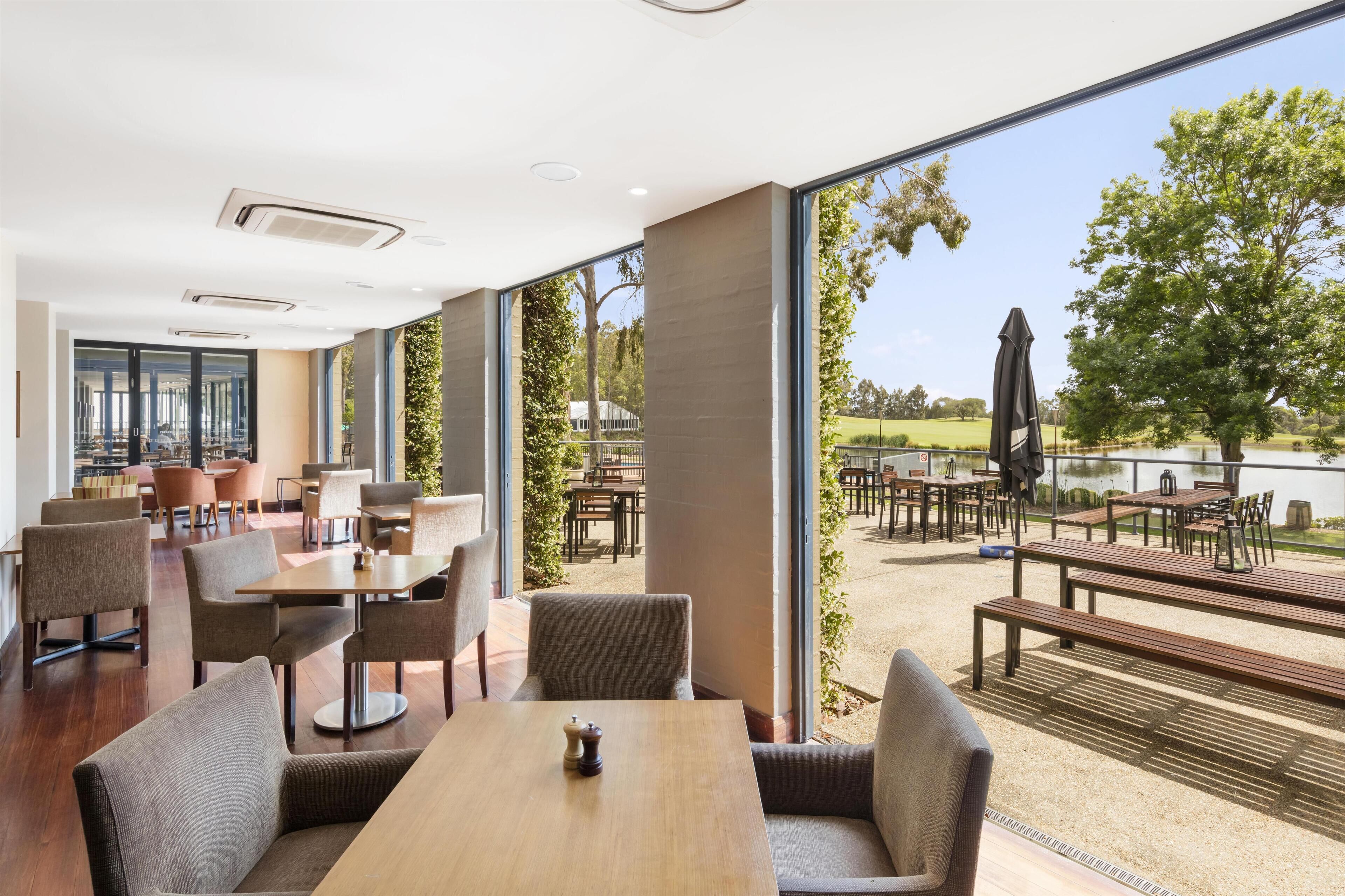 2 restaurants, breakfast served