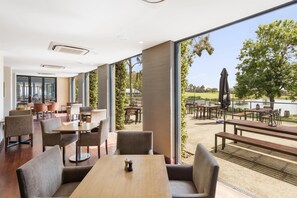 2 restaurantes; se sirven desayunos 