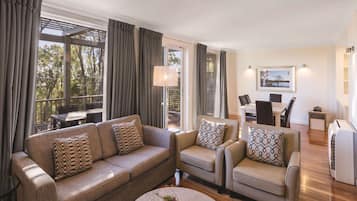 Caja fuerte, escritorio, espacio para trabajar con un portátil