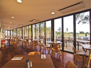 2 restaurantes; se sirven desayunos, almuerzos y cenas