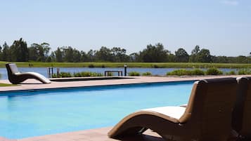 3 albercas al aire libre, sombrillas en la alberca y camastros