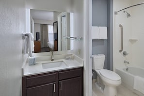 Combined shower/bathtub, free toiletries, hair dryer, towels