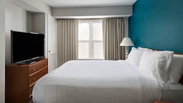 Down comforters, in-room safe, desk, blackout drapes