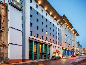 A modern hotel with a flat facade, multiple windows, and a prominent entrance. - Ibis Glasgow City Centre – Sauchiehall St (Glasgow)