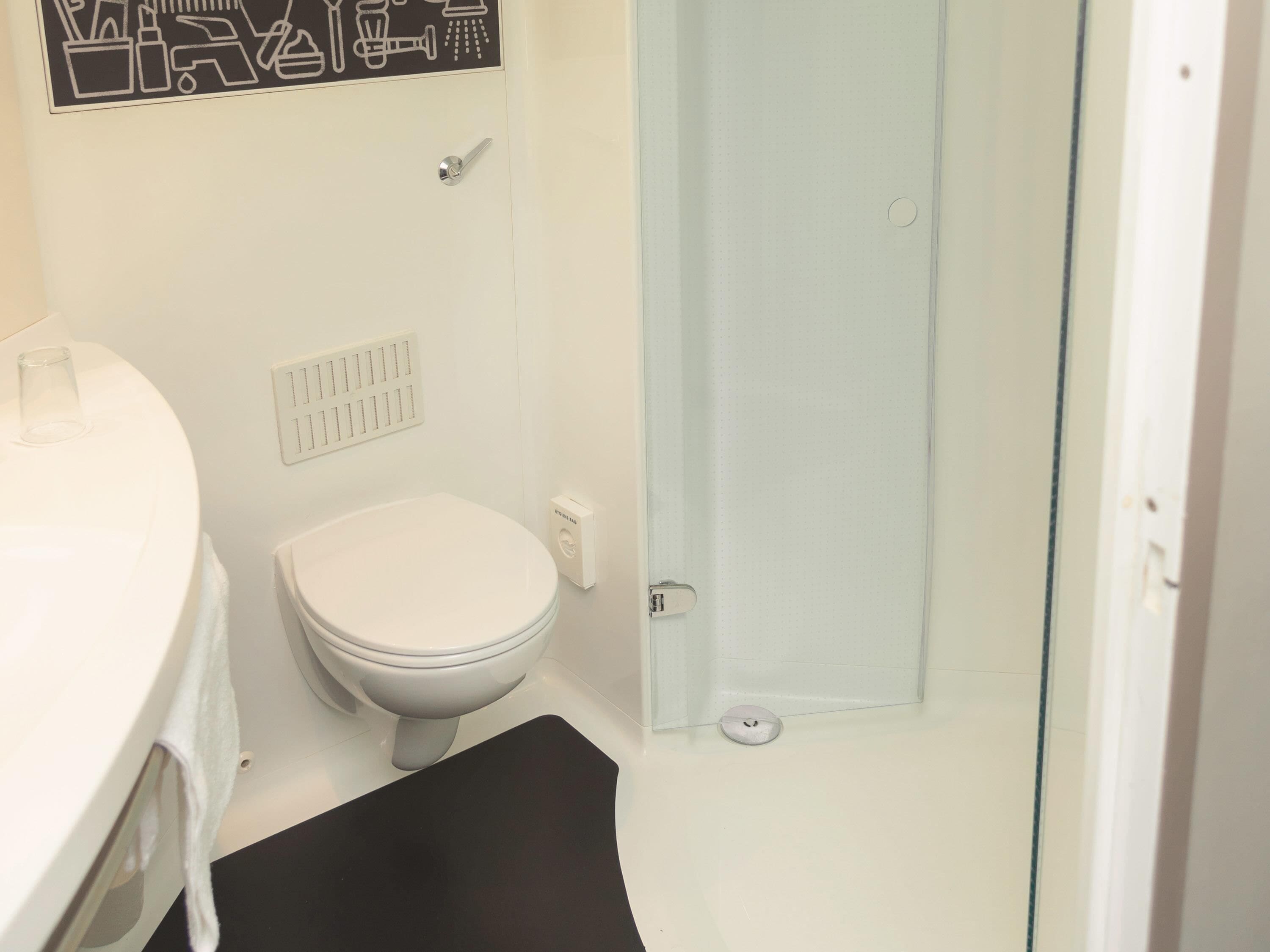 Habitación con 2 camas individuales, 2 camas individuales | Escritorio, tabla de planchar con plancha, wifi gratis y ropa de cama 