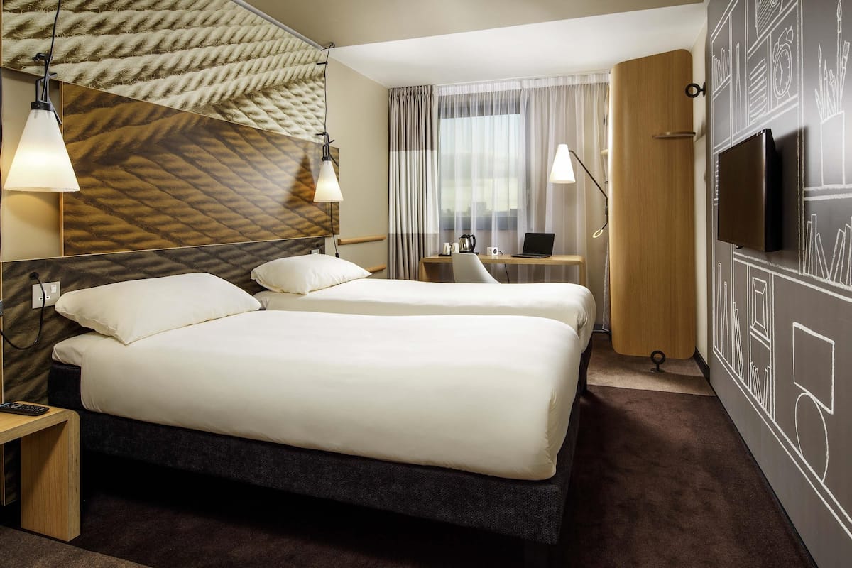 Een bureau, een strijkplank/strijkijzer, gratis wifi, beddengoed