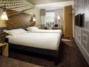 Een bureau, een strijkplank/strijkijzer, gratis wifi, beddengoed