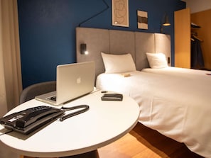 Caixa forta a l'habitació, escriptori i cortines opaques