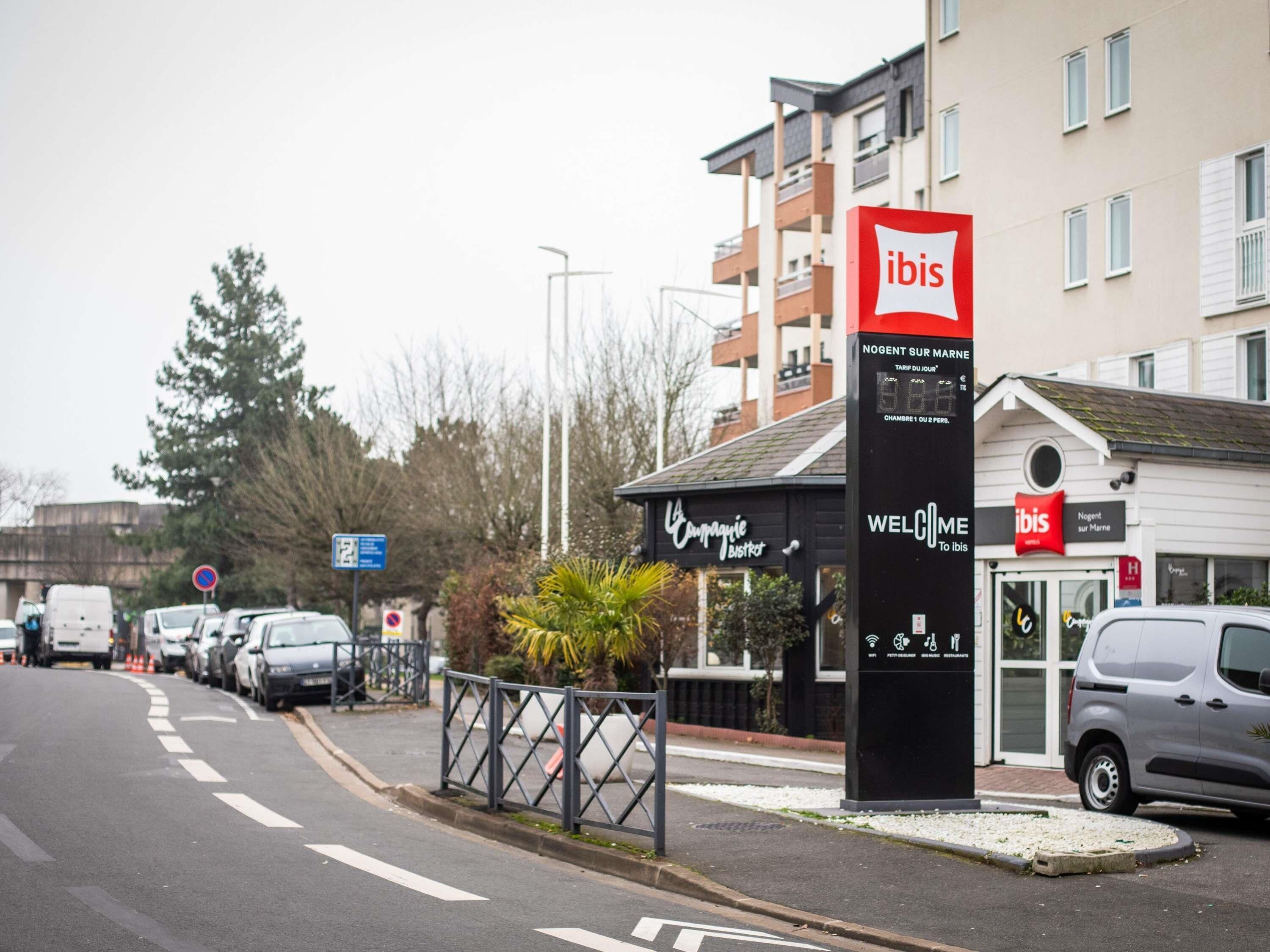A hotel entrance with a sign for 'ibis' and a 'Campagne Bistro' sign.