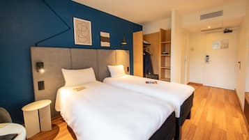 Chambre Standard, 2 lits une place | Coffres-forts dans les chambres, bureau, rideaux occultants