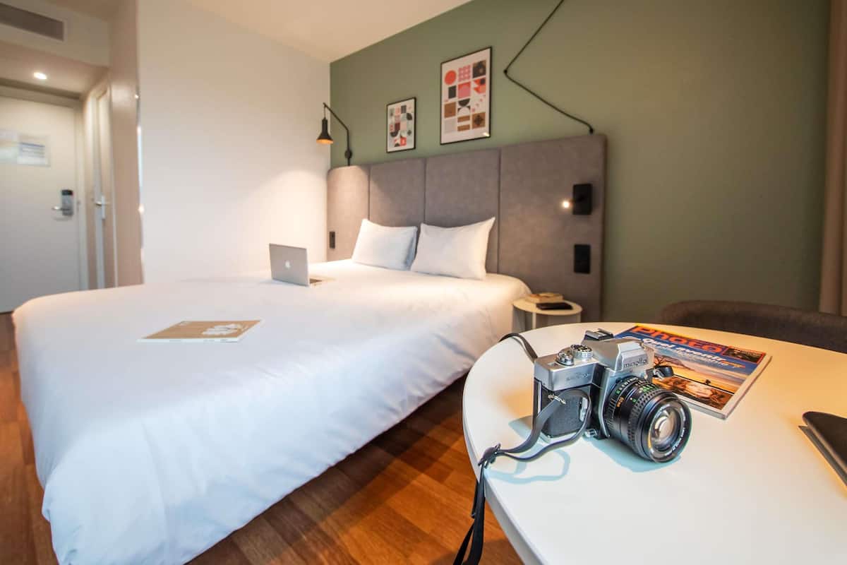 Standard-Doppelzimmer, 1 Doppelbett | Zimmersafe, Schreibtisch, Verdunkelungsvorhänge, schallisolierte Zimmer