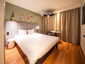 Habitación estándar doble, 1 cama doble | Caja fuerte, escritorio, cortinas opacas y sistema de insonorización