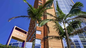 Un hôtel doté d’une façade moderne en verre et d’une structure en briques.