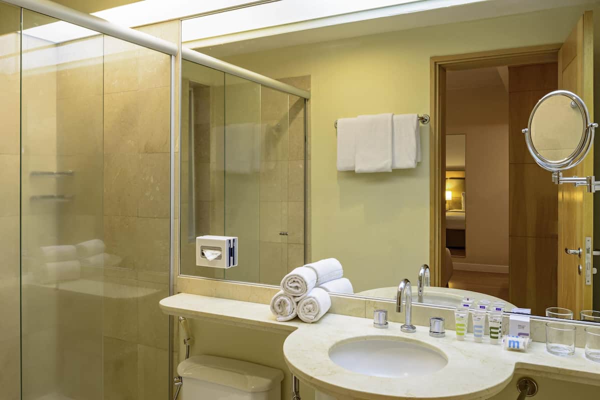 Peralatan tempat tidur premium, bar mini, peti besi dalam bilik, meja