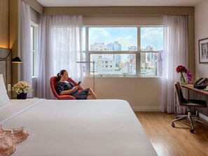 Ropa de cama de alta calidad, minibar, caja fuerte y escritorio