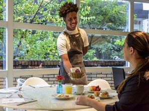 Breakfast, lunch, dinner served; international cuisine  - Mercure Sao Paulo Jardins (São Paulo)