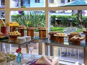 Aperto a colazione, pranzo e cena, cucina internazionale 